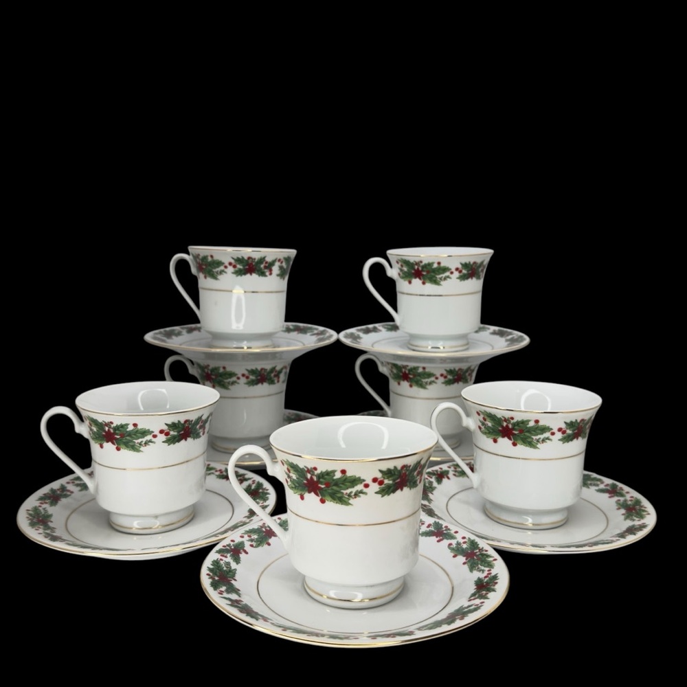 14 Piece Lynns Wreath Christmas Holly Berry Poinsettia Coffee Tea Cup Saucer Set